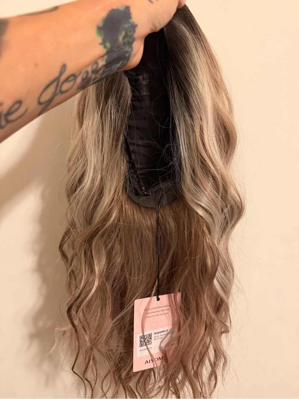 AISOM Mila Buttercream Blonde Water Wave 16 Inches BNWT